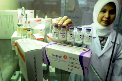 Bisnis/Rachman DIAKUI WHO Kepala Bagian Pengemasan Bio Farma Evi silvia memperlihatkan produk vaksin terbaru Pentabio, vaksin untuk mencegah penyakit dipteri, tetanus, pertusis, hepatitis B, haemophilus, dan influenza tipe B di Ruang Pengemasan, Pengisian dan Quality Control Bio Farma Bandung, Jawa Barat, Rabu (19/6). Kemampuan Bio Farma dalam kemandirian vaksin yang diakui Badan Kesehatan Dunia (WHO) telah menjadi referensi atau dijadikan contoh oleh pembuat vaksin di negara-negara Islam yang tergabung dalam Organisasi Kerjasama Negara Islam (OKI).