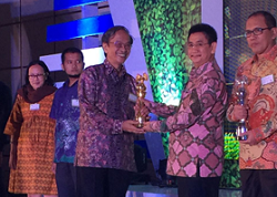 Ketua Dewan JURI SRA 2016 dari National Center for Sustainability Reporting (NCSR) menyerahkan penghargaan kepada Direktur Produksi Bio Farma Juliman. 