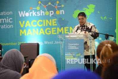 Dirut PT Bio Farma Iskandar berpidato saat penutupan Workshop Manejemen Produksi Vaksin, di Bio Farma, Kota Bandung, Kamis (17/11).